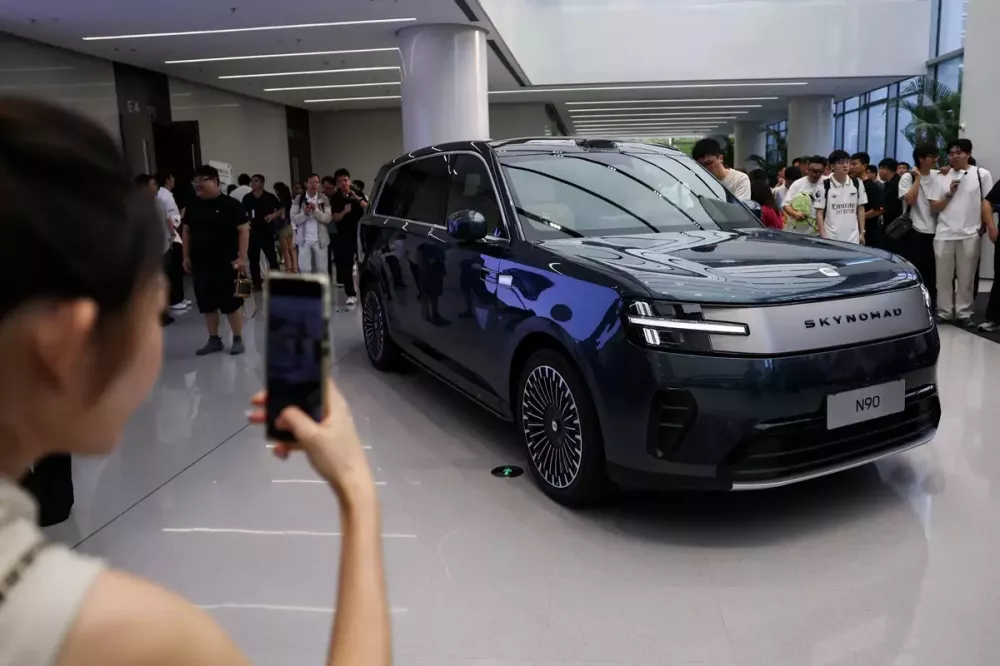 SUV mới của Xiaomi chính thức trình làng, có thể chạy 505 km không cần xăng, giá từ 38.400 USD